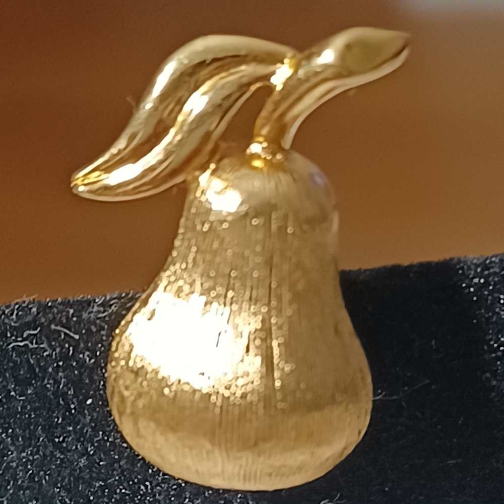 VINTAGE GOLD TONE PEAR STICK PIN